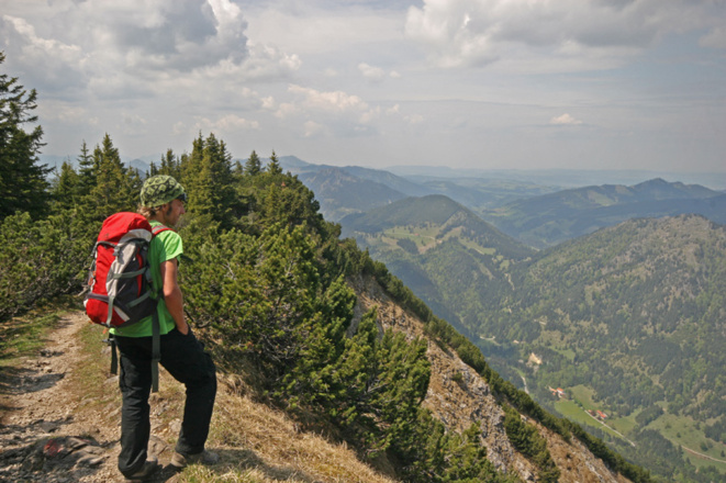 Abstieg mit Blick zur Fallmühle.