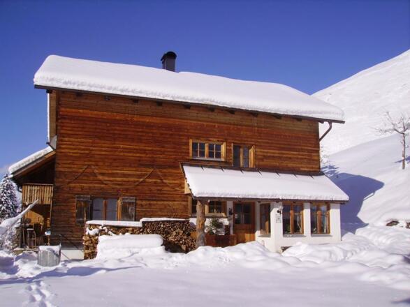 Haus Häsischa - Außenansicht im Winter