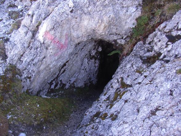 Zeugnisse des Bergbaus - offener Stollen