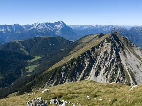 Ausblick vom Krottenkopf zu Zugspitze, Wank und Bischof