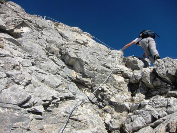 Ab nun prägen Felsgelände und immer wieder Steilstufen ...