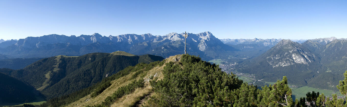 Panoramablick über den Fricken auf Wettersteingebirge und Kramerspitz