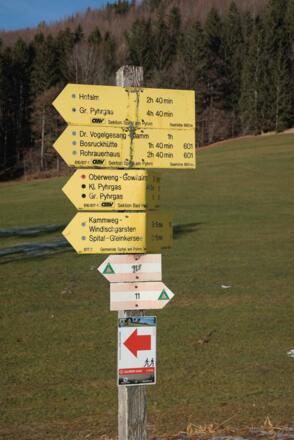 Das ist der Wegweiser direkt beim Bahnhof. Wir wandern in Richtung Oberweng, Pyhrgas usw.