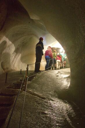 Aufstieg aus der Eishöhle ans Tageslicht