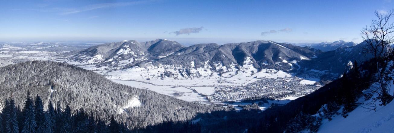 Ein Panoramabild über Oberammergau auf Hörnle und Aufacker