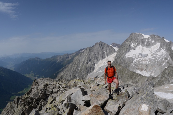 Vom Gipfelgrat der Großen Ohrenspitze sieht man Wild- und Hochgall mächtig über dem Antholzer Tal stehen.