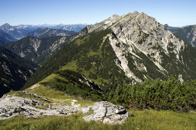 Der Panoramablick zu den mächtigen Geierköpfen begleitet den Wanderer beim Gipfelanstieg zum Kreuzspitzl.