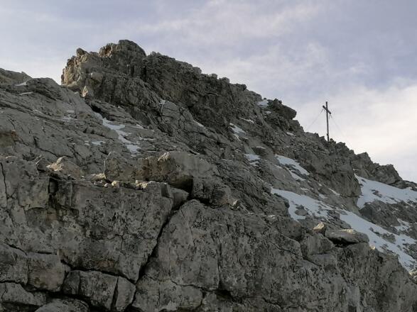 Bald sehen wir das Gipfelkreuz