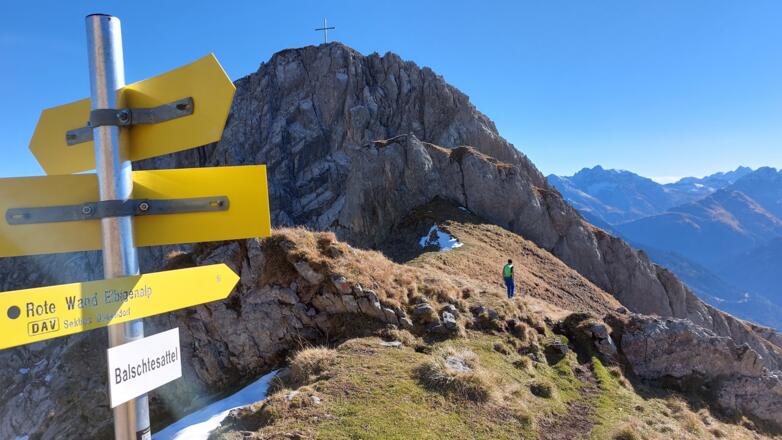 Balschtesattel, dahinter der Gipfel der Roten Wand