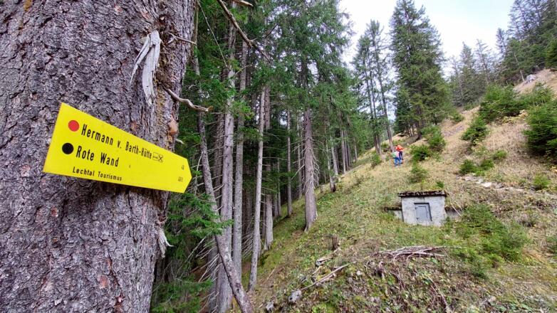 Bei der Talstation der Materialseilbahn geradeaus