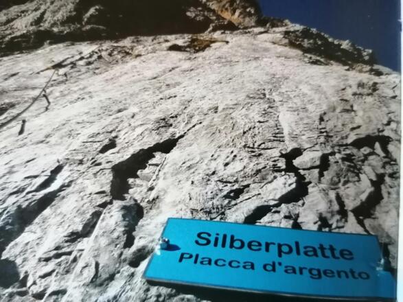 Die steile und glatte Silberplatte...
