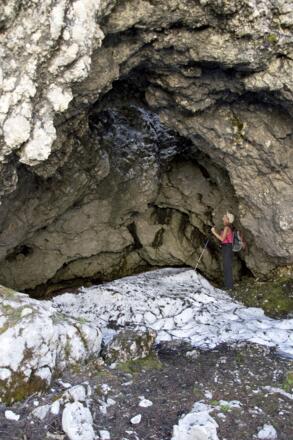 In einer der vielen und bei Schneelage gefährlichen Dolinen