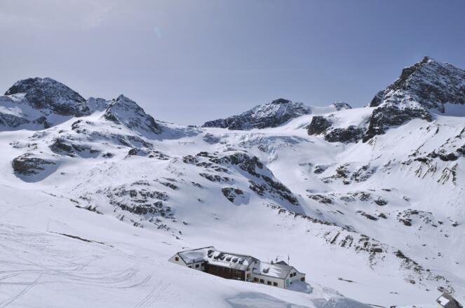 Wiesbadener Hütte mit Piz Buin (links) und Silvrettahorn (rechts)
