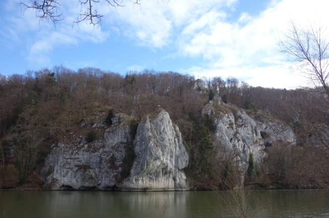 Felsen auf der gegenüberliegenden Donauseite