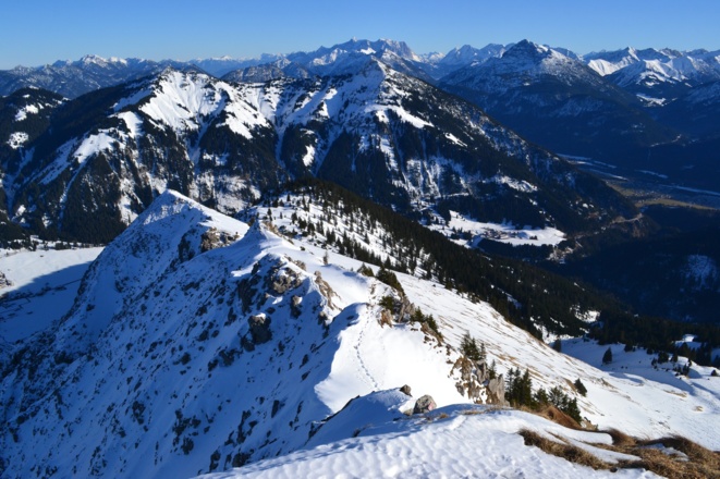 Von der Krinnenspitze aus ist sogar die Zugspitze zu sehen.