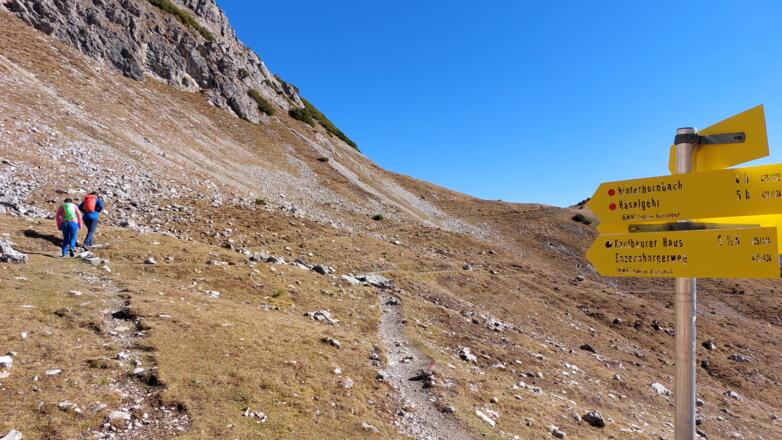 Von der Hütte geht es weiter über den Enzensbergerweg in Richtung Westen