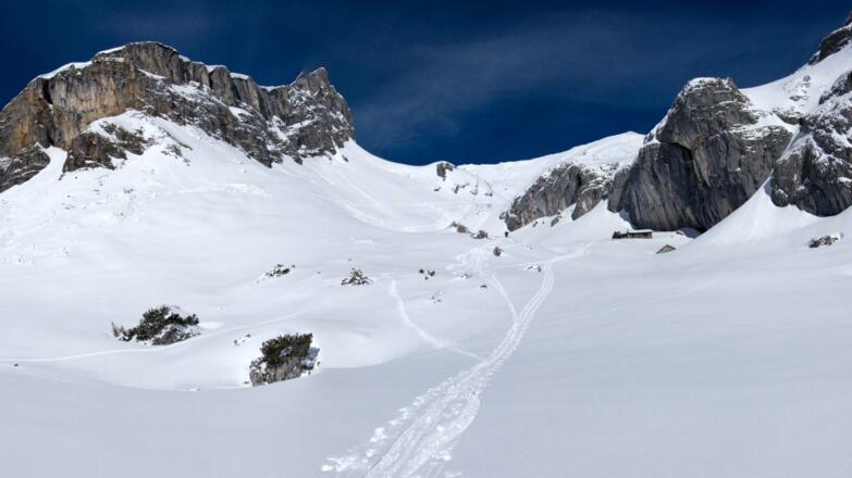 Ein Panorama-Rückblick von der Schermsteinalm zum Gipfel.