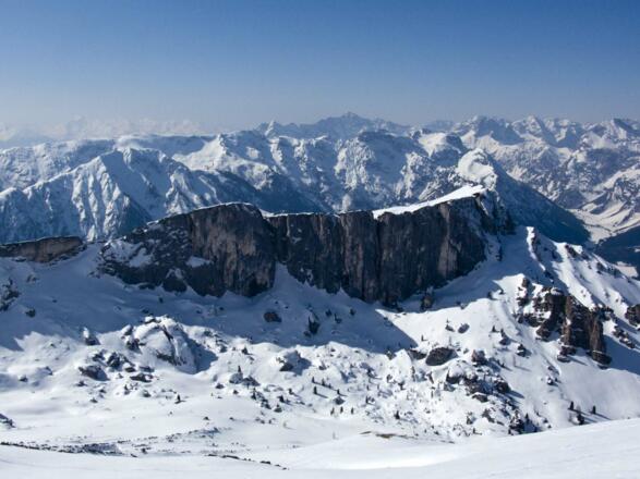 Hinter dem Klobenjoch erstrecken sich ein Teil des Karwendels und die Tuxer Voralpen.