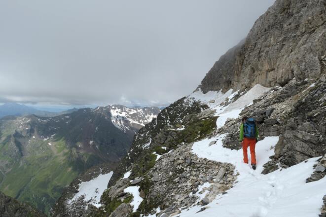Weißwand mit dem markanten Band, über das der Weg verläuft