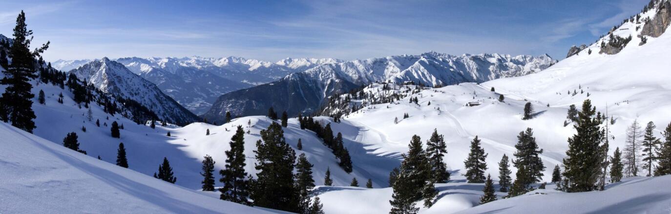 Panoramabild über Ebner Joch und Erfurter Hütte auf Tuxer Voralpen und Karwendelgebirge