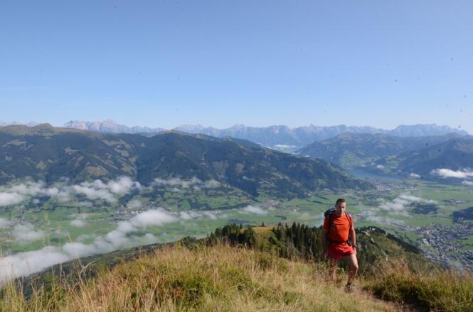 Der Nebel über Zell am See löst sich auf, das Steinerne Meer leuchtet von fern.