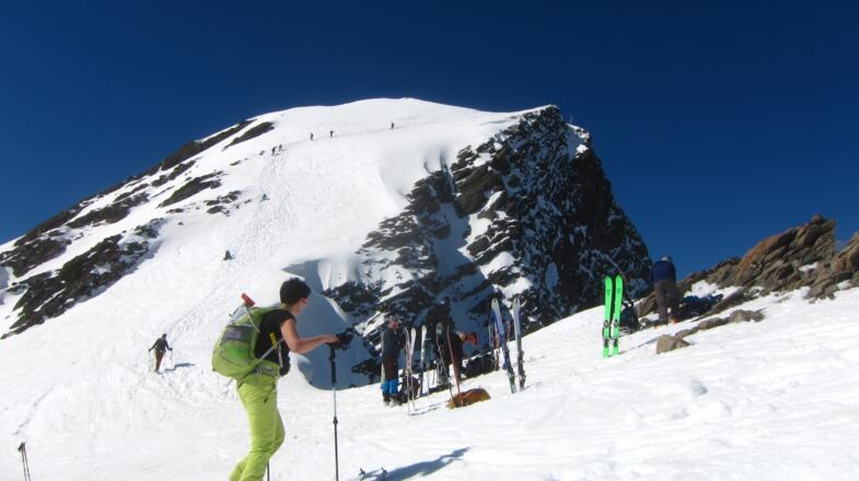 Skidepot und Gipfelflanke (zwischen 35 und 40° steil). Steigeisen oder Spikes sind bei eisigen Verhältnissen notwendig. Abhängig von aktuellen Bedingungen und Eigenkönnen kann man mit den Skiern auch ganz zum Gipfel steigen (mit Fellen und Harscheise