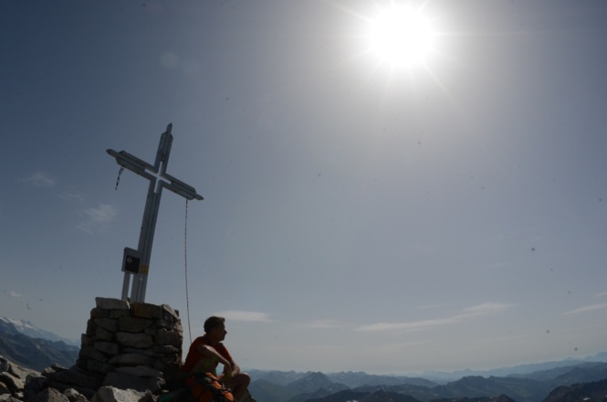 Gipfelrast an der Ohrenspitze mit Glockner und Dolomiten. Ganz im Osten sind die Julischen Alpen zu erahnen.