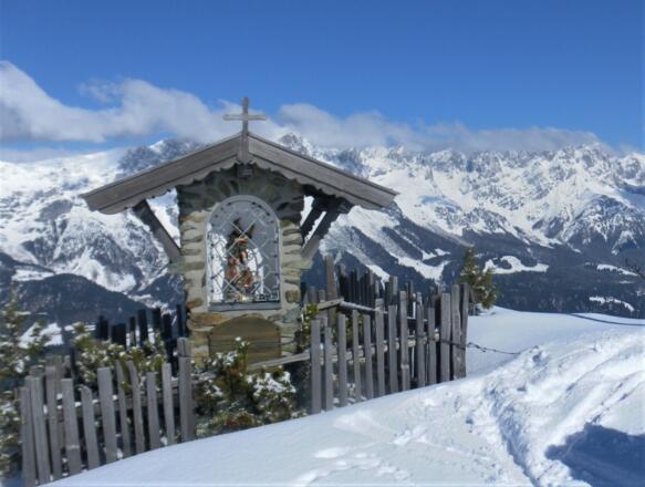 Marterl am Kamm vor Wildem Kaiser