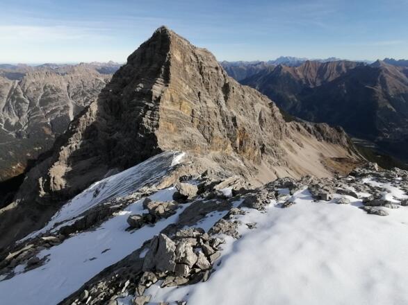 Blick zurück zur Schwärzerscharte, dahinter die imposante Urbeleskarspitze