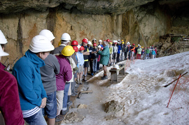 Eine der größten Besuchergruppen, die es je in der Schellenberger Eishöhle gab.
