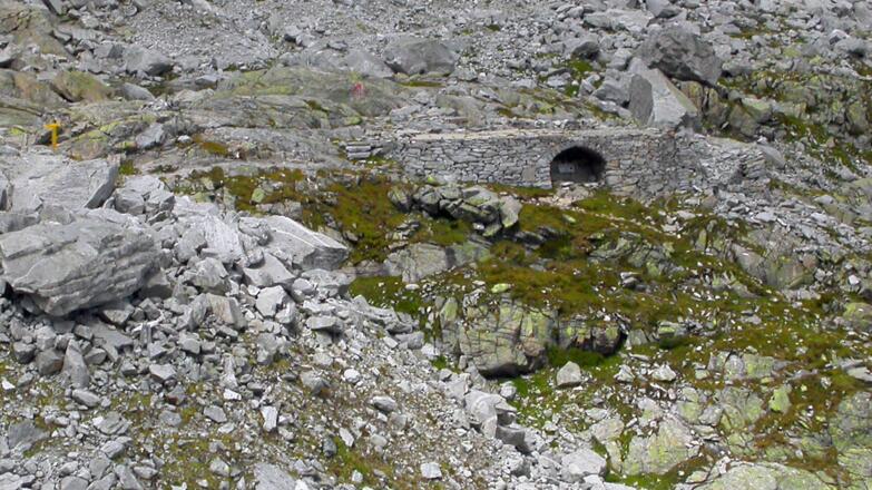 Im Abstieg führt der Weg an den Resten der 1956 zerstörten Alten Barmer Hütte vorbei.