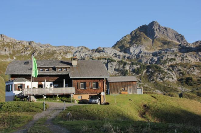 Biberacher Hütte, dahinter die Hochkünzelspitze