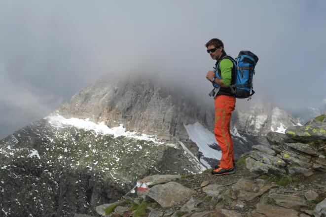 Weißwand mit dem markanten Band