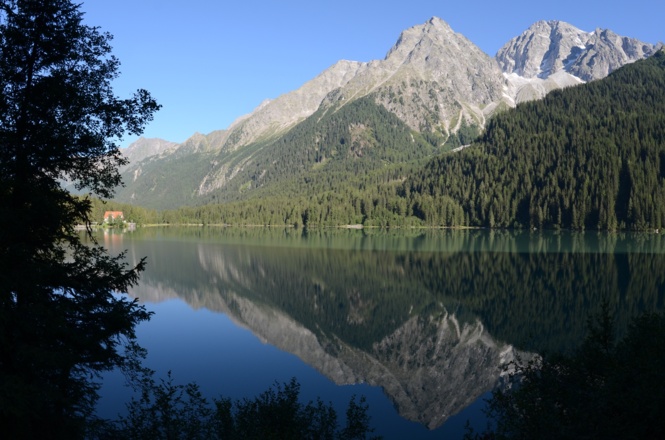 Die Runde schließt sich und vom Ufer des Antholzer Sees schaut man noch einmal hinauf zu Wild- und Hochgall.