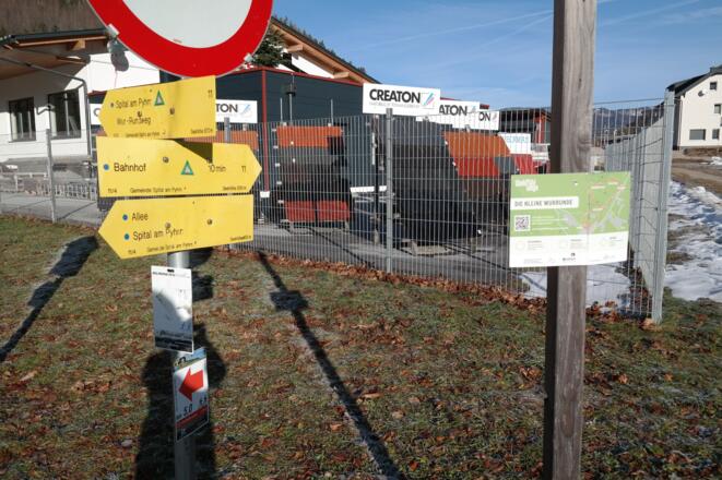 Bei der Firma "Dach Wieser" verlassen wir die Asphaltstraße und folgen dem Wiesenweg.