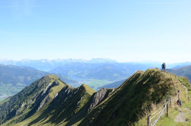 Der Alexander-Enzinger-Weg folgt luftig einem grasigen Kamm über dem Pinzgau.