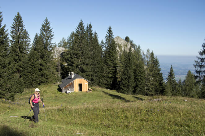 Beim Aufstieg sieht man von der Schweigmühlalm den schroffen Kühstein.