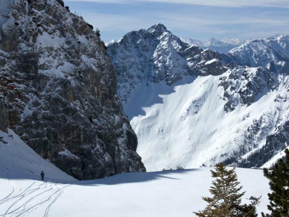 Unter der Schermsteinalm geht es in grimmige Hänge hinein.