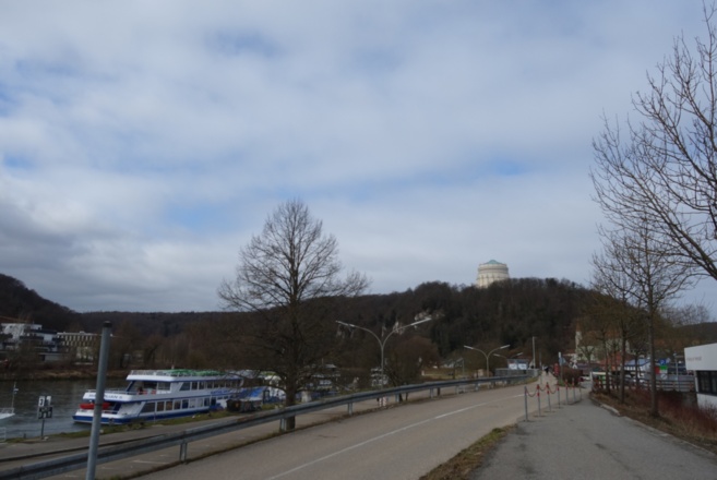 Schiffsanlegestelle Kelheim mit Sicht hinauf zur Befreiungshalle
