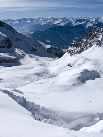 ... und ob er der Situation mit den Schneemäulern im Gipfelhang trauen darf.