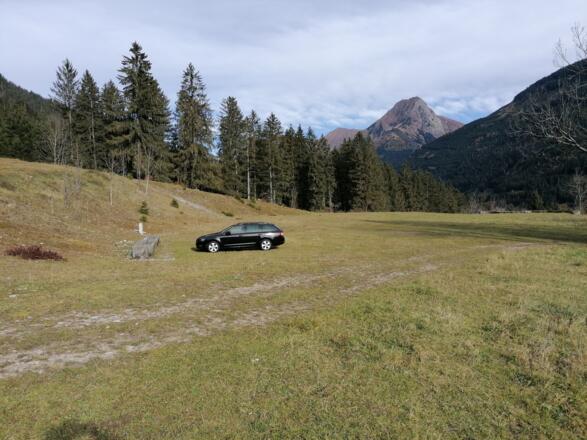 Der Parkplatz am beginn der Forststraße