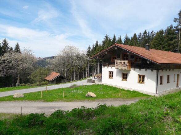 Haus im Frühjahr mit Blick nach Maibrunn