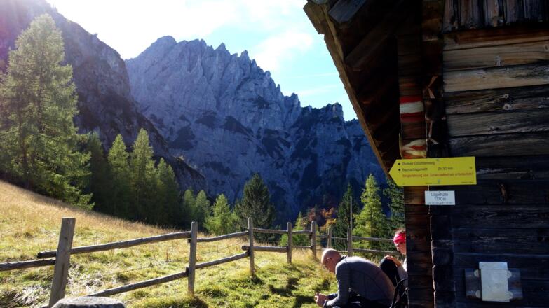 Lögerhütte 1370m mit Rückblick zum Almkogel
