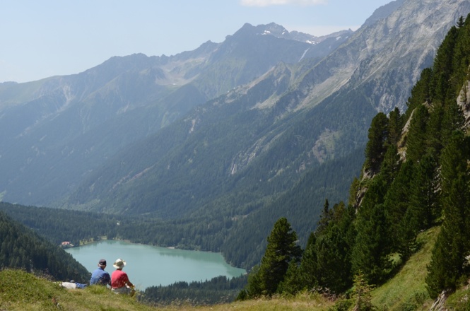 Angekommen: Tiefblick kurz vor dem Staller Sattel auf den Antholzer See.