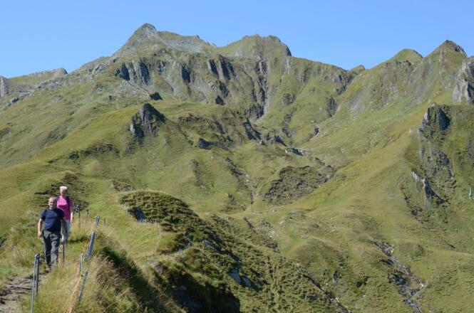 Blick vom Enzingerweg auf die grünen Schrofen-Ausläufer des Kitzsteinhorn-Kamms.