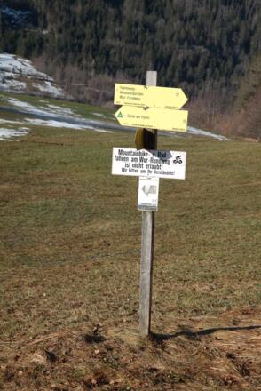 Bei der nächsten Wegkreuzung halten wir uns rechts (Wur-Rundweg, Kammweg).