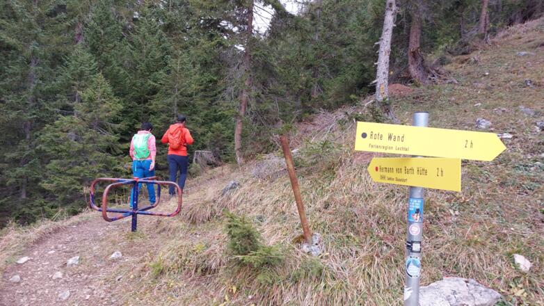 Hier halten wir uns links, rechts geht der Direktweg zur Roten Wand