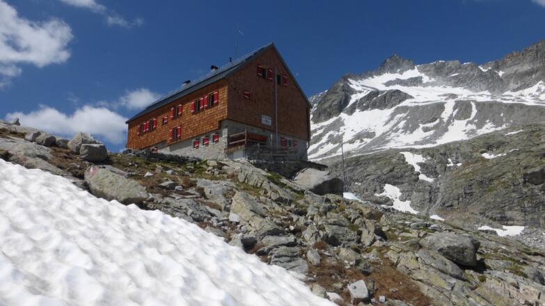 Es geht nun talwärts; Hütte mit Barmer Spitze
