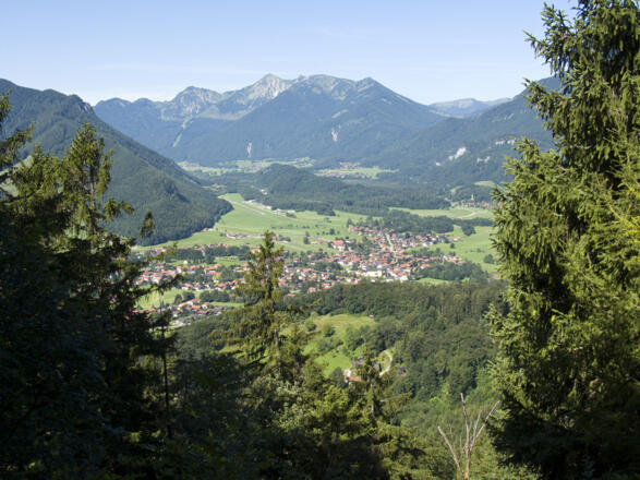 Schon beim Aufstieg öffnen sich schöne Blicke nach Unterwössen.