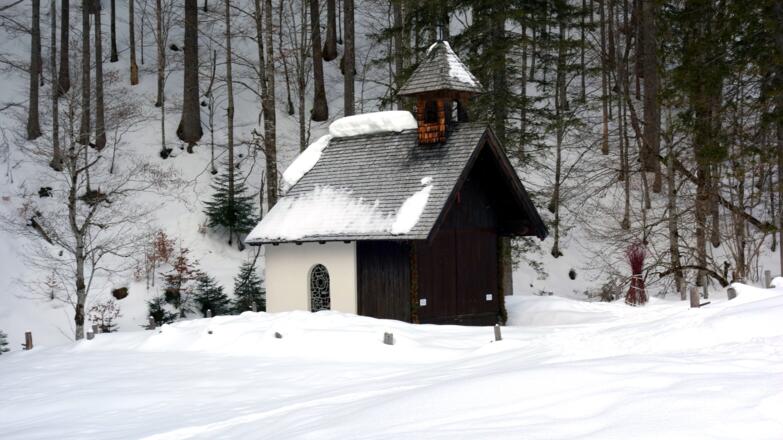 Rot-Kreuz-Kapelle ~845m vor der Paßstraße.